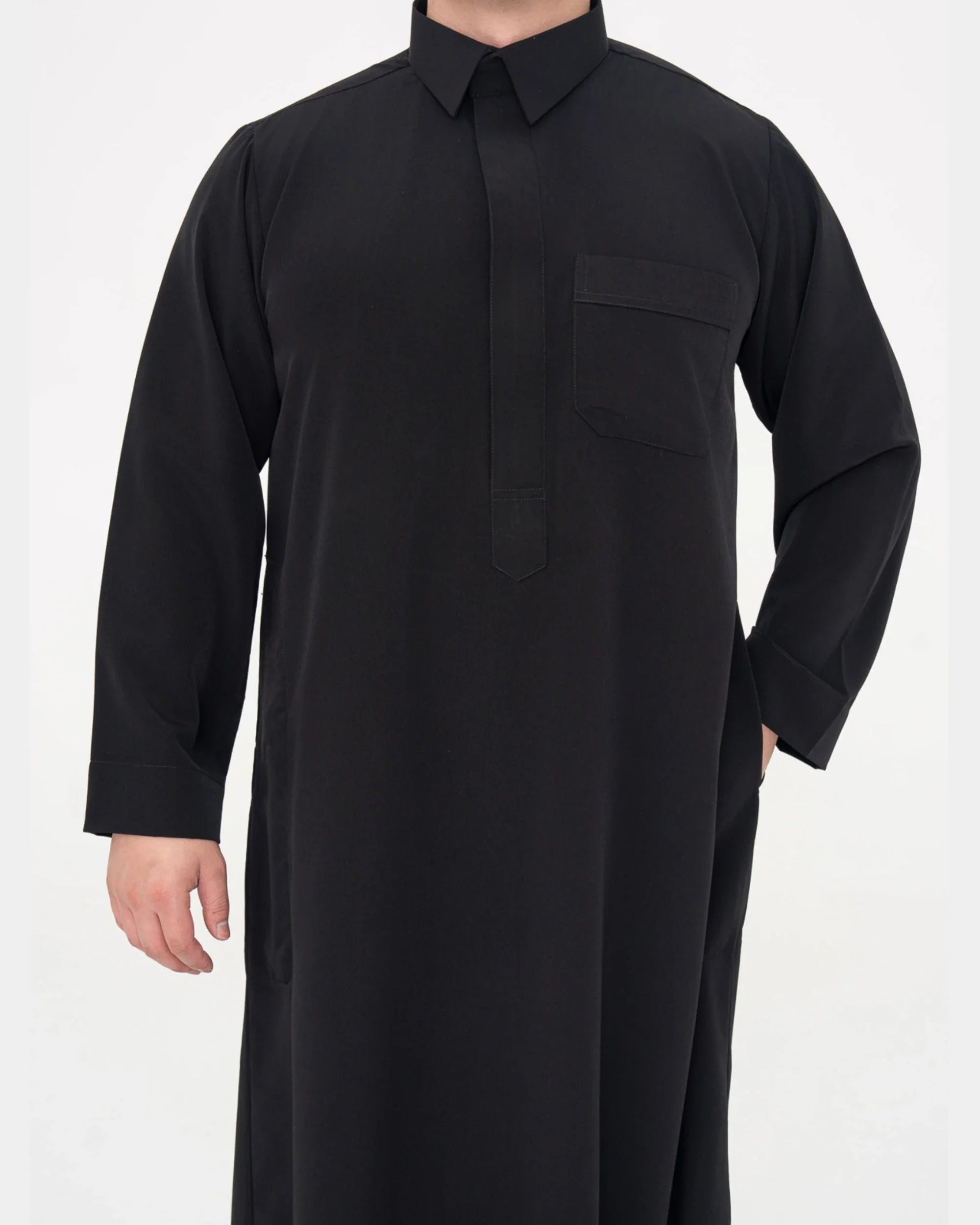 Qamis qatari noir Al Rezam porté de face, col chemise et poche poitrine