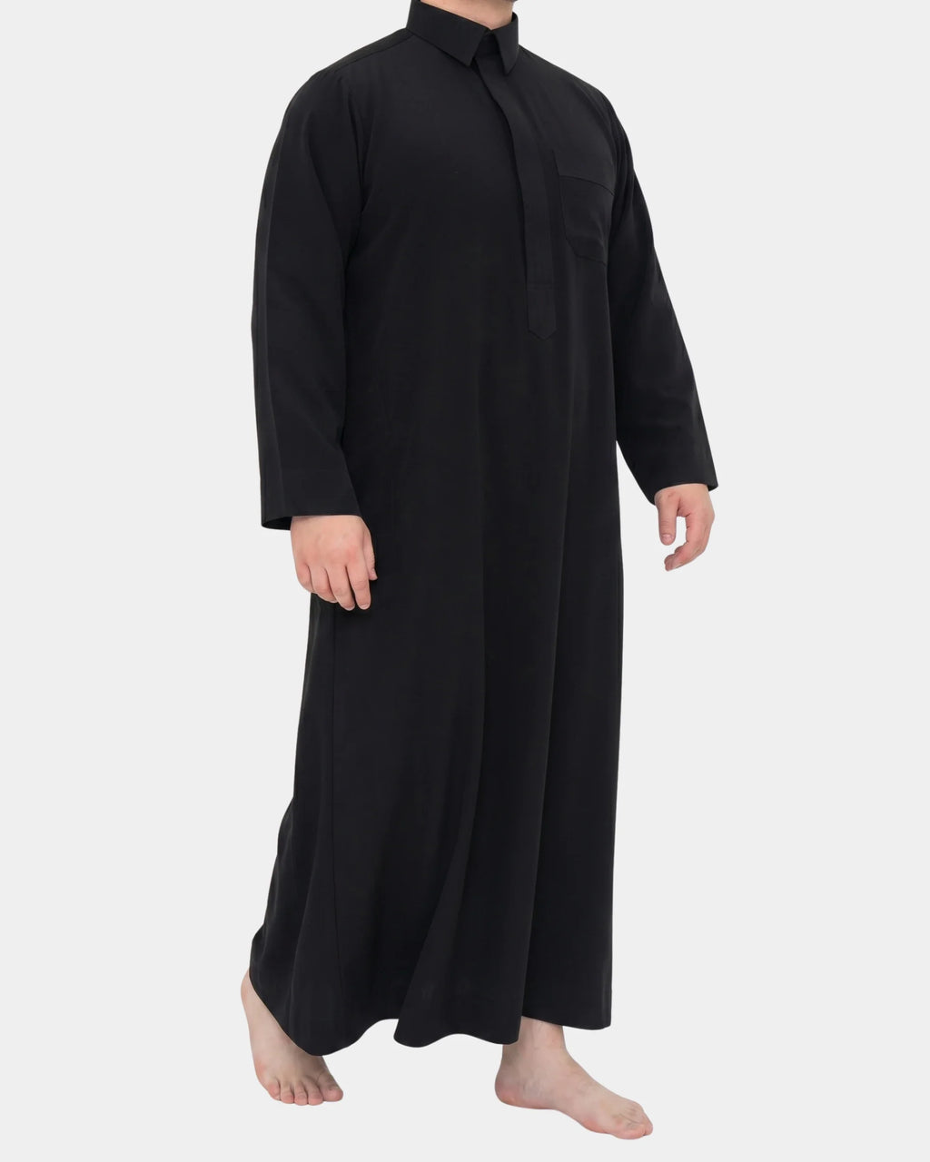 Homme portant le qamis qatari noir Al Rezam, vue de profil