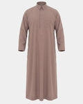 Qamis qatari taupe Al Rezam vue de face, col chemise et poche poitrine