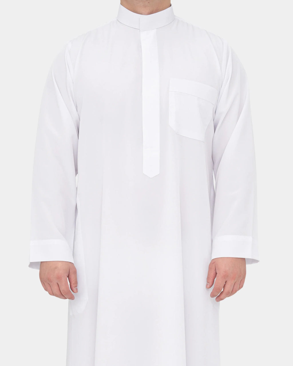 Qamis saoudien blanc Al Rezam porté de face, col mao et poche poitrine
