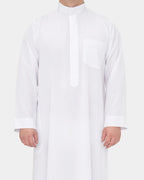 Qamis saoudien blanc Al Rezam porté de face, col mao et poche poitrine