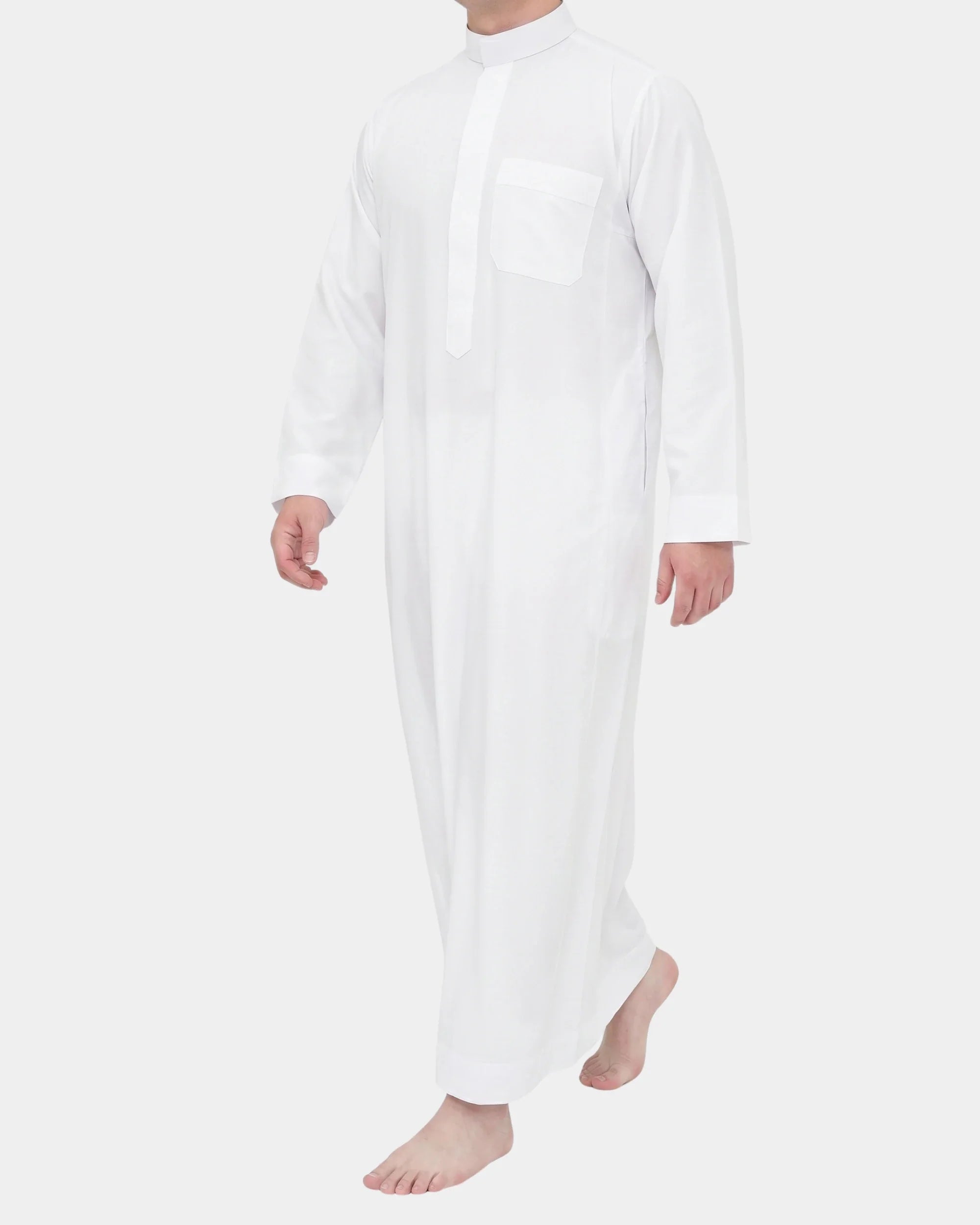 Homme portant le qamis saoudien blanc Al Rezam, vue de profil