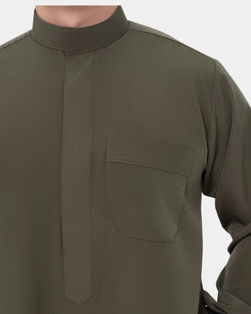 Détail du col mao et de la poche poitrine du qamis saoudien kaki Al Rezam