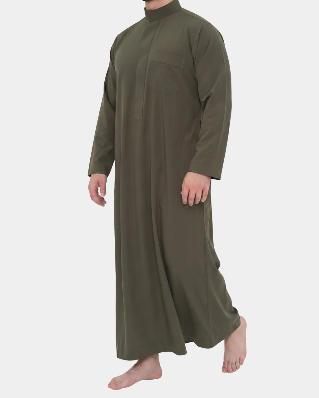 Homme portant le qamis saoudien kaki Al Rezam, vue de profil