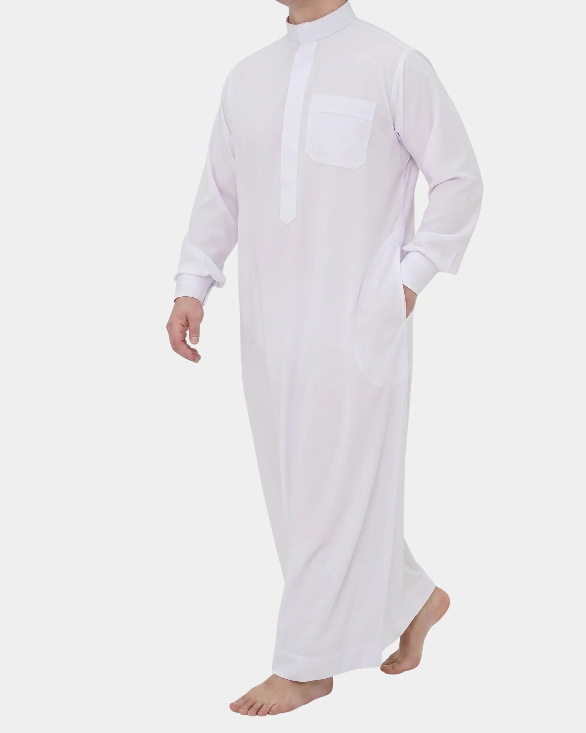 Homme portant le qamis saoudien blanc Al Rezam à manchettes rigides boutonnées, vue de profil