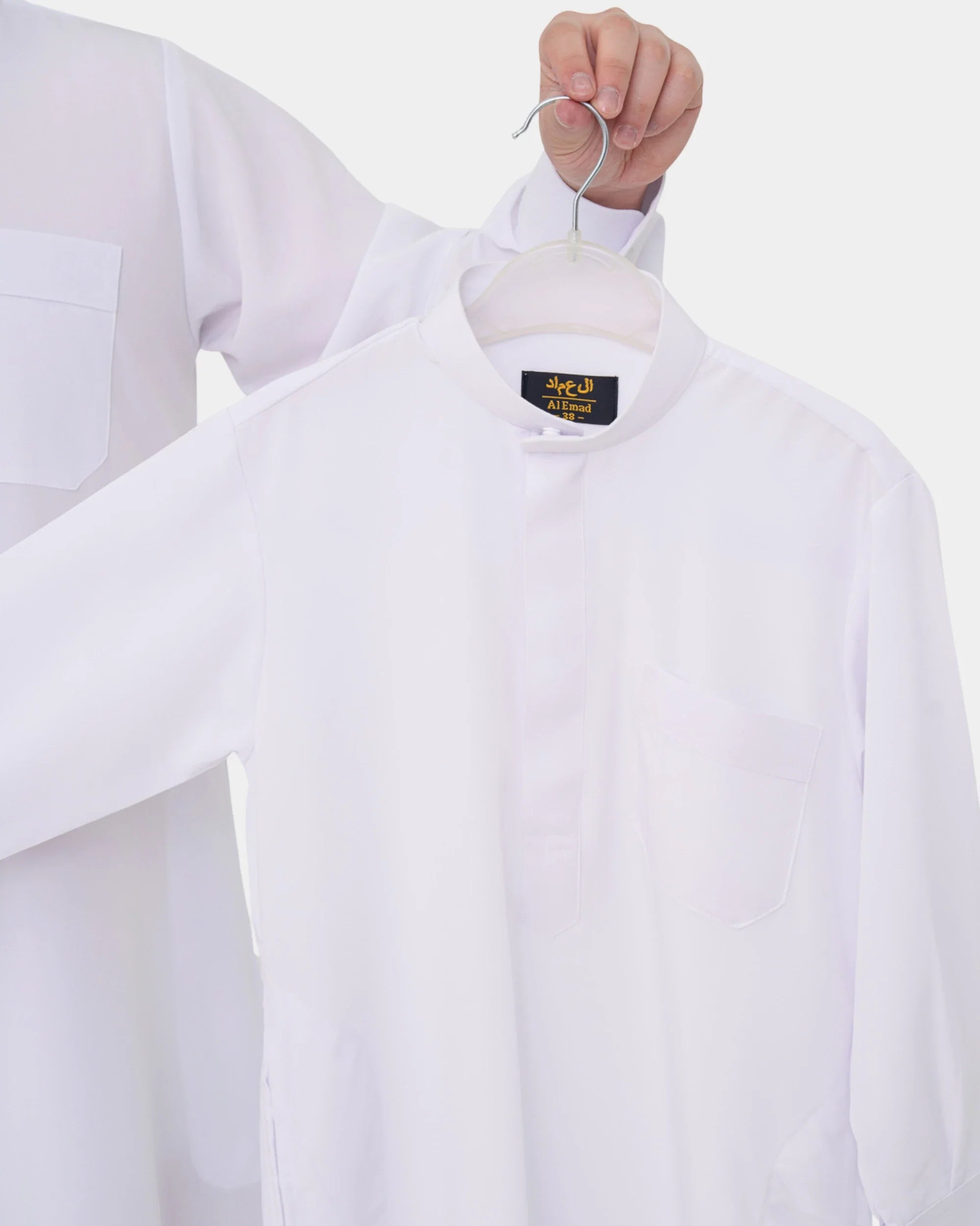 Détail du col mao boutonné du qamis saoudien enfant à manchettes blanc Al Rezam