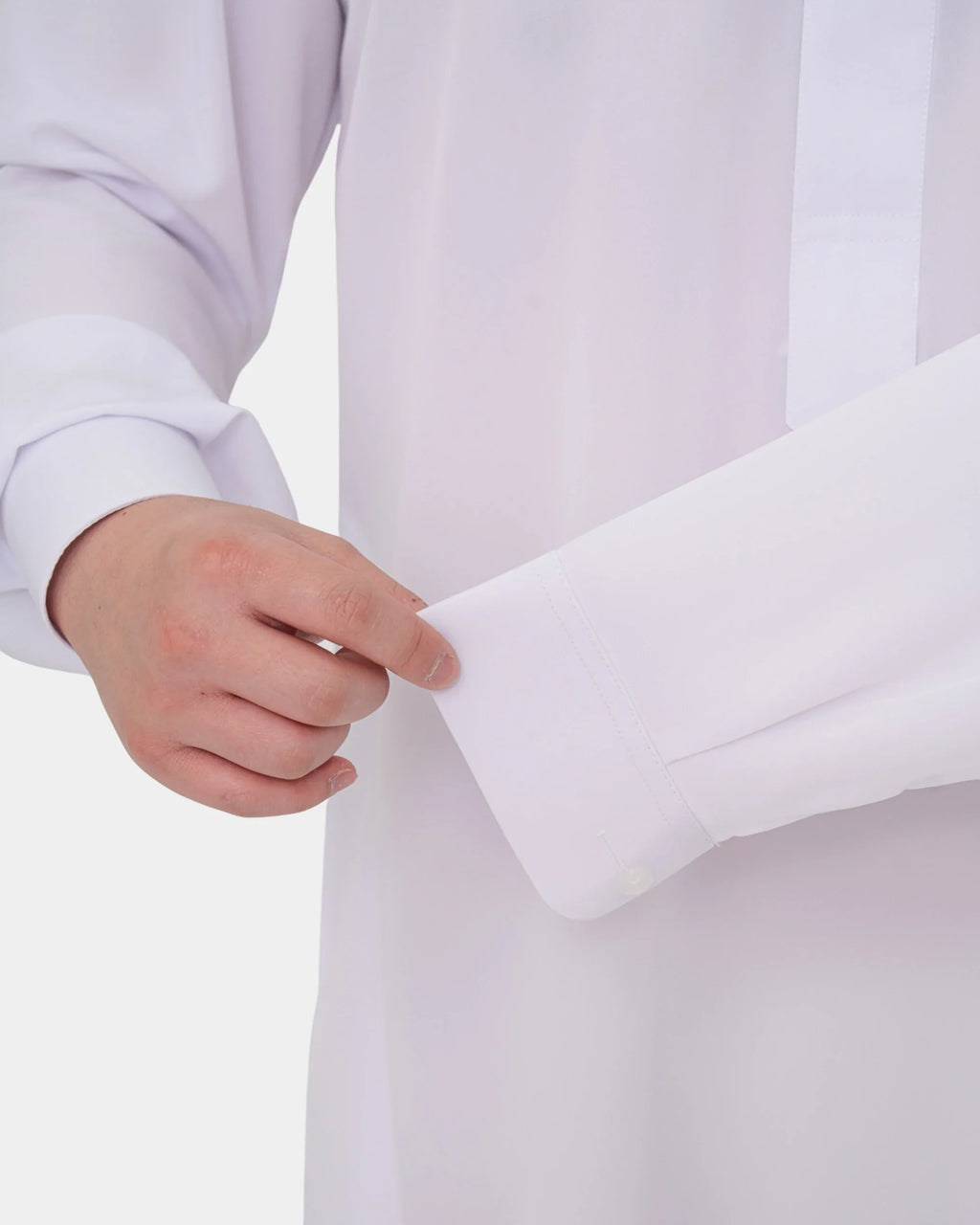 Détail de la manchette boutonnée du qamis saoudien enfant à manchettes blanc Al Rezam