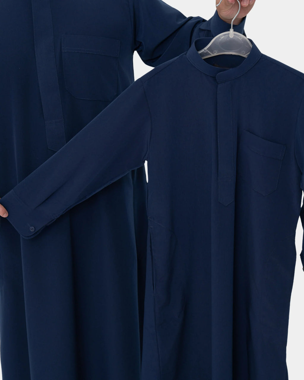 Détail du col mao boutonné du qamis saoudien enfant à manchettes bleu marine Al Rezam