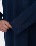 Détail de la manchette boutonnée du qamis saoudien enfant à manchettes bleu marine Al Rezam