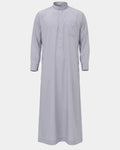 Qamis saoudien gris Al Rezam à manchettes rigides boutonnées, vue de face, col mao et poche poitrine