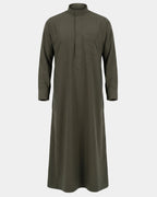 Qamis saoudien kaki Al Rezam à manchettes rigides boutonnées, vue de face, col mao et poche poitrine