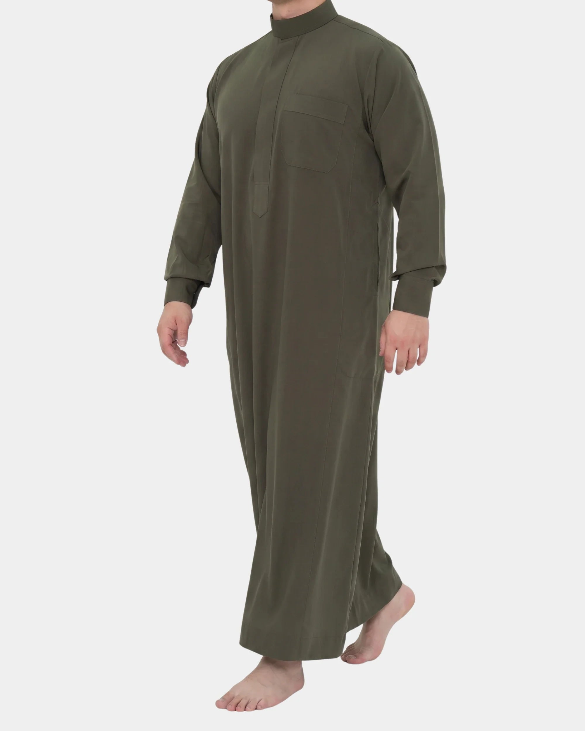 Homme portant le qamis saoudien kaki Al Rezam à manchettes rigides boutonnées, vue de profil