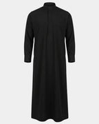 Qamis saoudien noir Al Rezam à manchettes rigides boutonnées, vue de face, col mao et poche poitrine