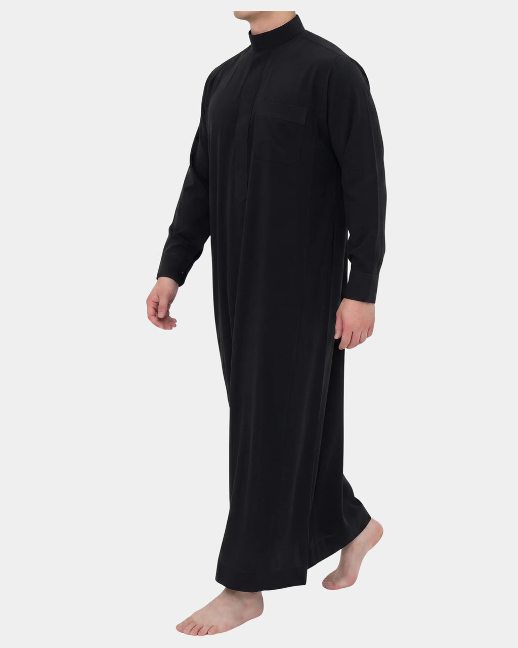 Homme portant le qamis saoudien noir Al Rezam à manchettes rigides boutonnées, vue de profil