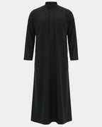 Qamis saoudien noir Al Rezam vue de face, coupe droite avec col mao et poche poitrine