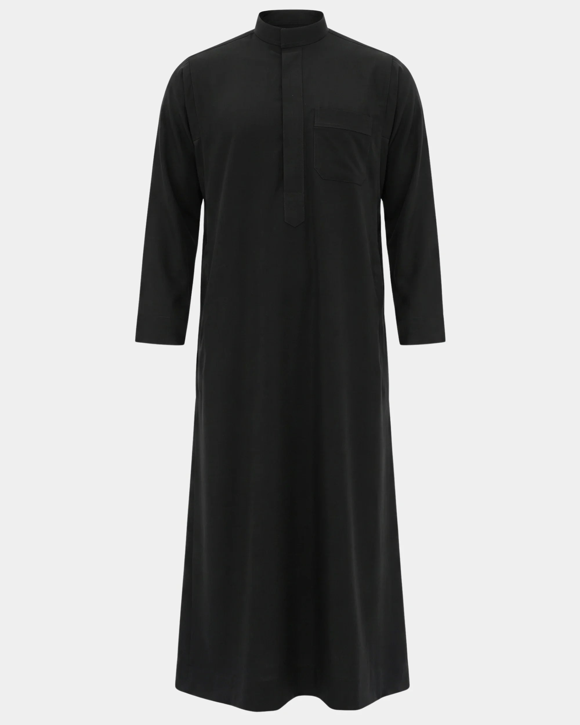 Qamis saoudien noir Al Rezam vue de face, coupe droite avec col mao et poche poitrine
