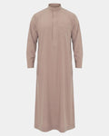 Qamis saoudien taupe Al Rezam vue de face, col mao, poche poitrine et manchettes rigides à boutons