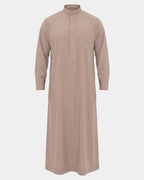 Qamis saoudien taupe Al Rezam vue de face, col mao, poche poitrine et manchettes rigides à boutons