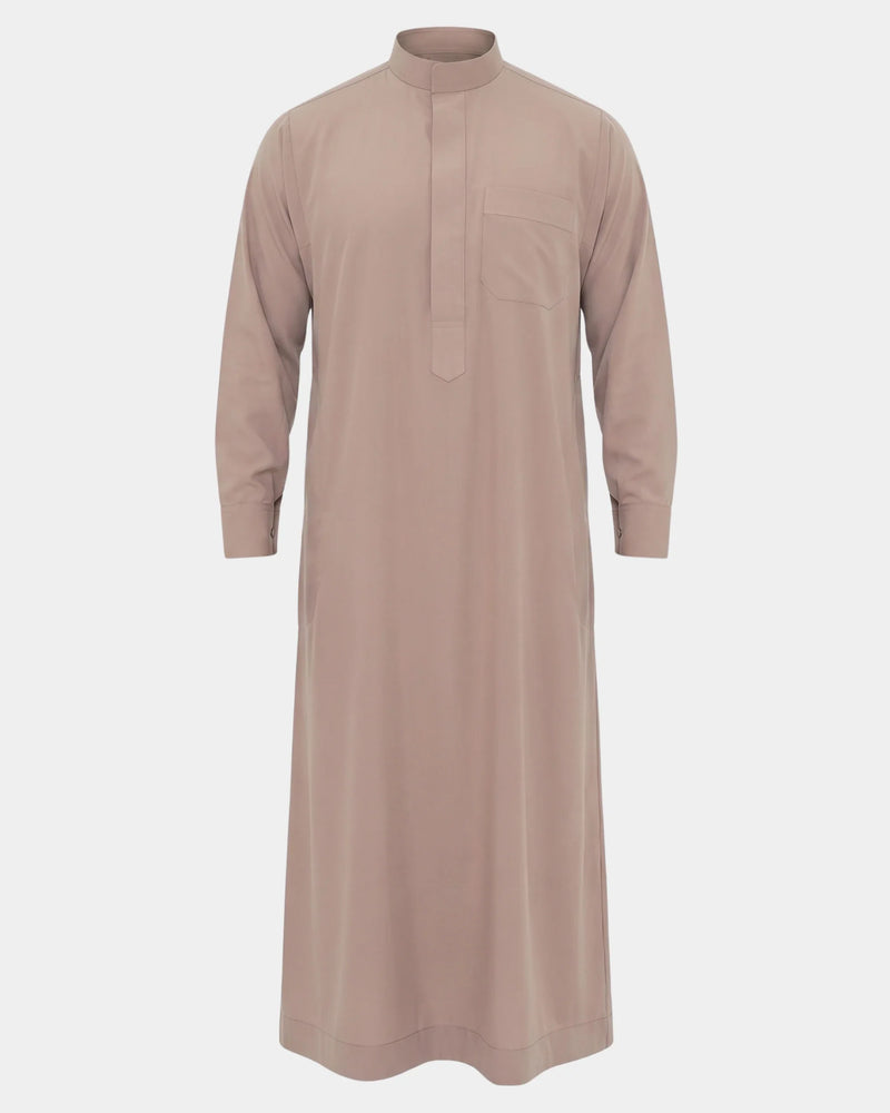 Qamis saoudien taupe Al Rezam vue de face, col mao, poche poitrine et manchettes rigides à boutons