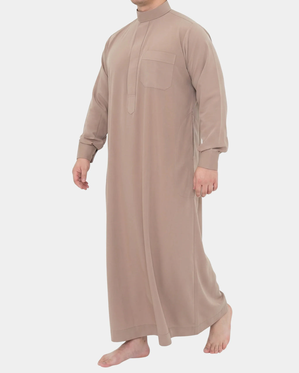 Homme portant le qamis saoudien taupe Al Rezam de profil, manchettes rigides à boutons