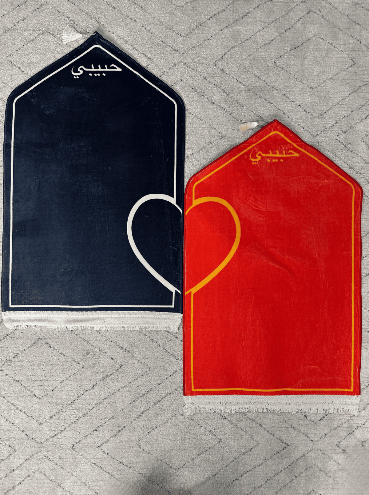 Tapis de prière pour couple avec coeur noir et rouge